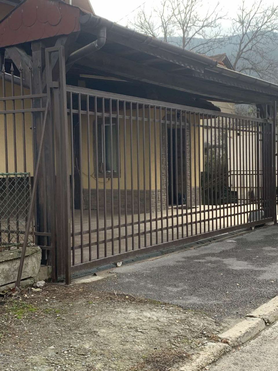 Изработка и монтаж на метална дворна врата с автоматика, Младенови 2010 ЕООД Изработка и монтаж на метална дворна врата с автоматика, Младенови 2010 ЕООД